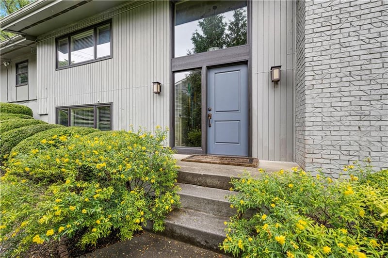 19 R St, Lake Lotawana, MO 64086