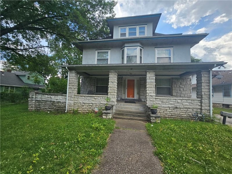 2211 69th St, Kansas City, MO 64132