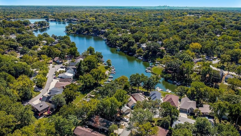 621 North Shore Dr, Lake Waukomis, MO 64151
