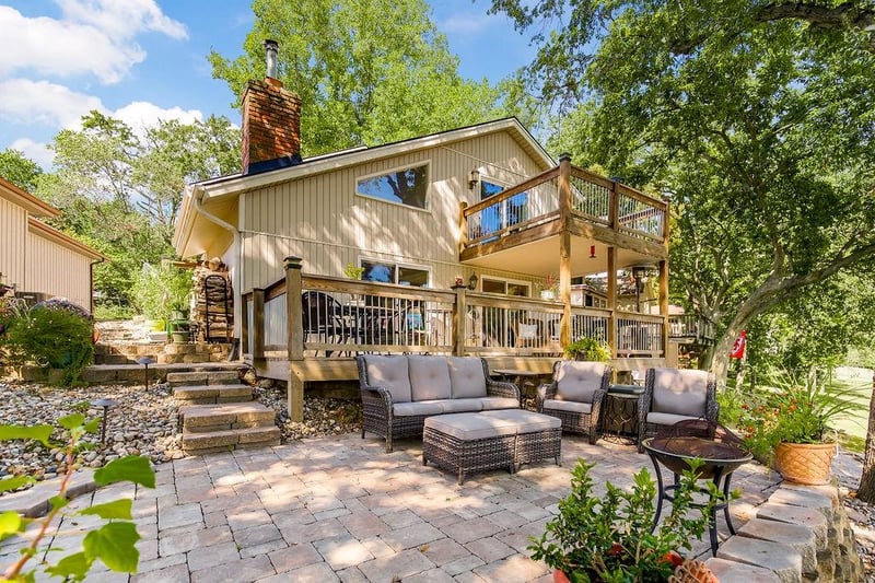 621 North Shore Dr, Lake Waukomis, MO 64151