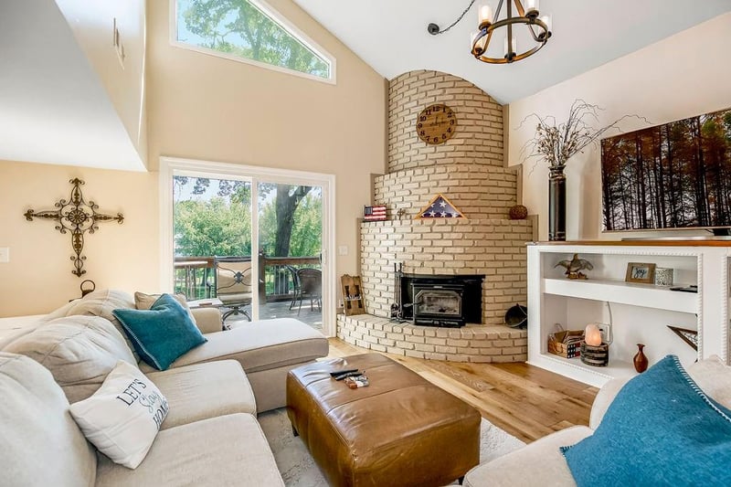 621 North Shore Dr, Lake Waukomis, MO 64151