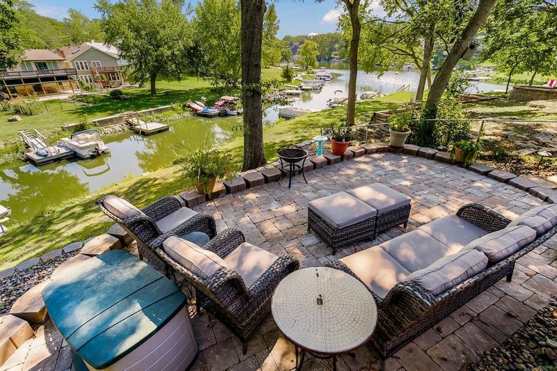 621 NW North Shore Dr, Lake Waukomis, MO 64151