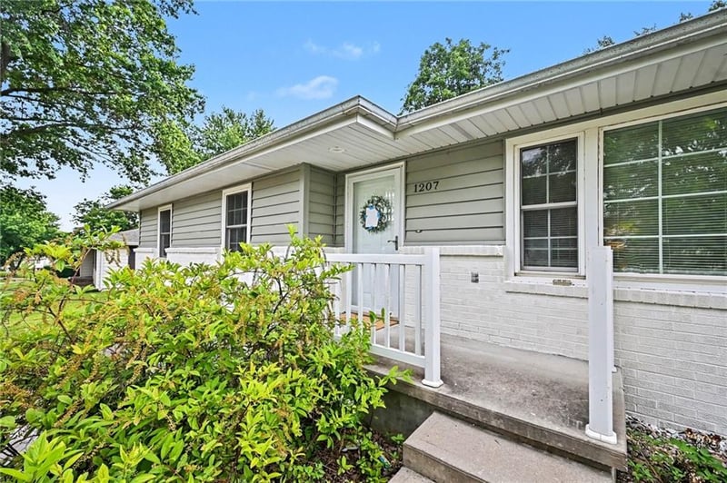 1207 Safari Dr, St Joseph, MO 64506