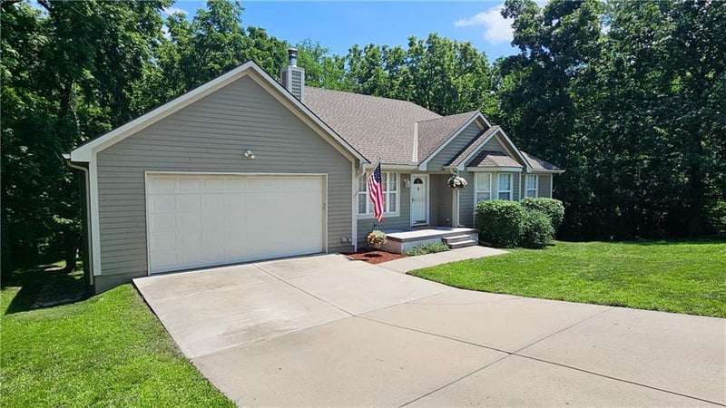 302 Canyon Dr, Pleasant Hill, MO 64080