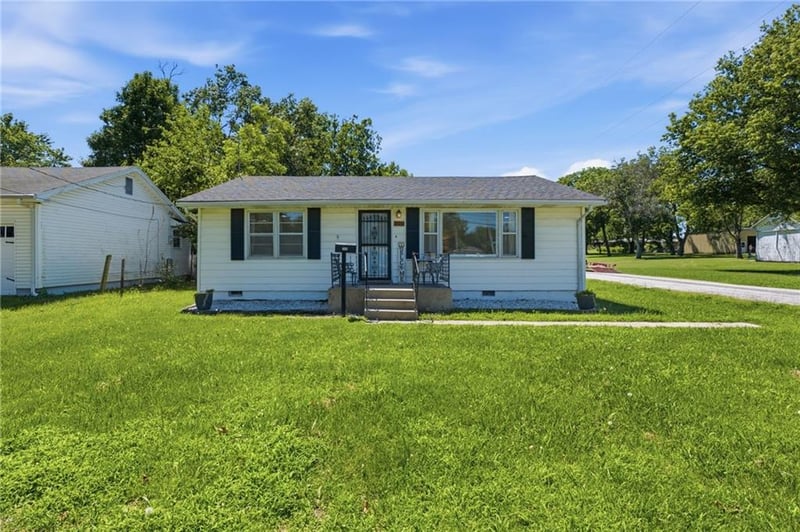300 High St, Butler, MO 64730