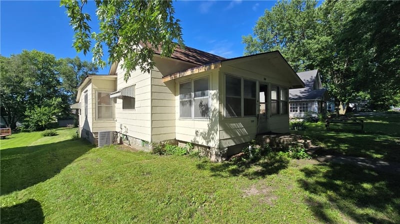 419 5th St, Cameron, MO 64429