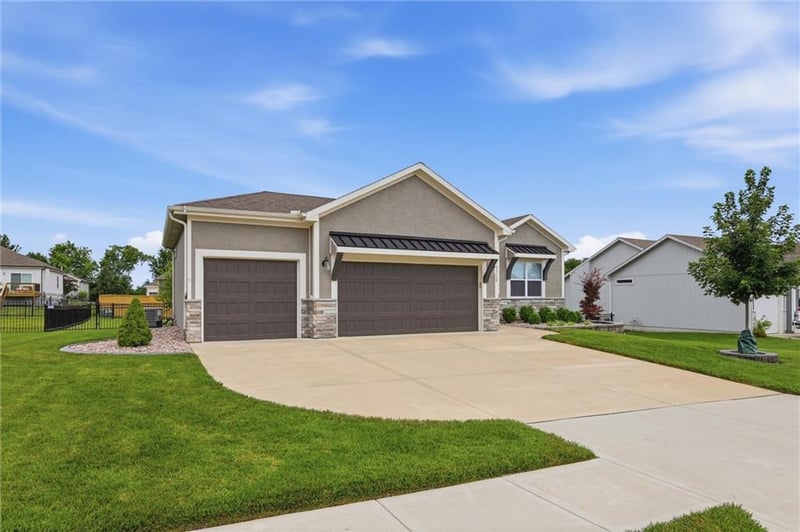 1812 Winchester Dr, Pleasant Hill, MO 64080