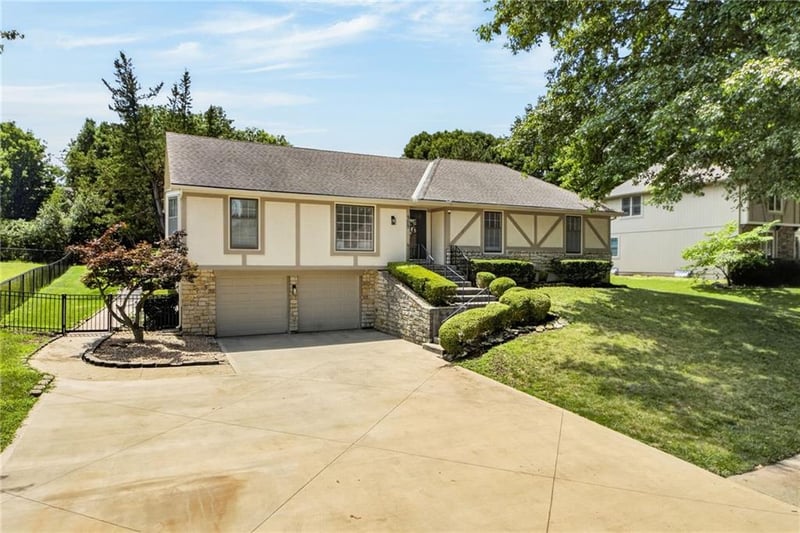 909 121st St, Kansas City, MO 64145