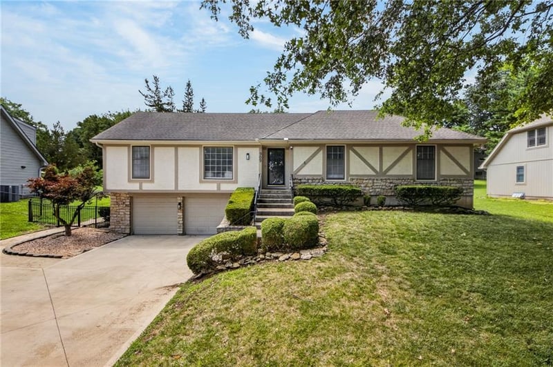 909 121st St, Kansas City, MO 64145