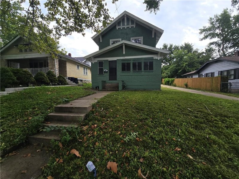 327 Kensington Ave, Kansas City, MO 64124
