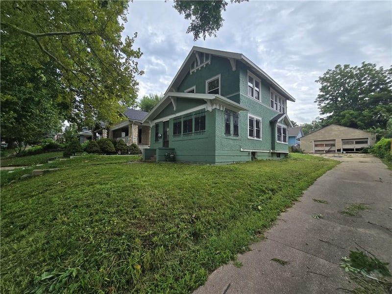 327 Kensington Ave, Kansas City, MO 64124