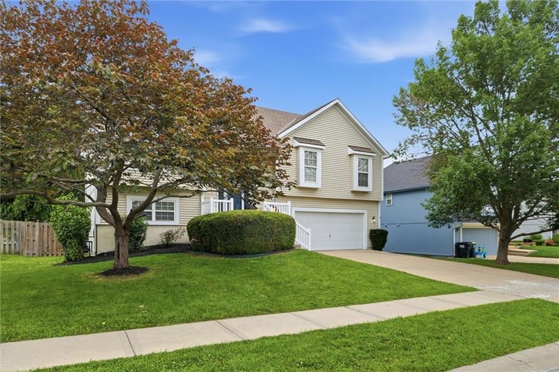 800 Meadowbrook St, Gardner, KS 66030