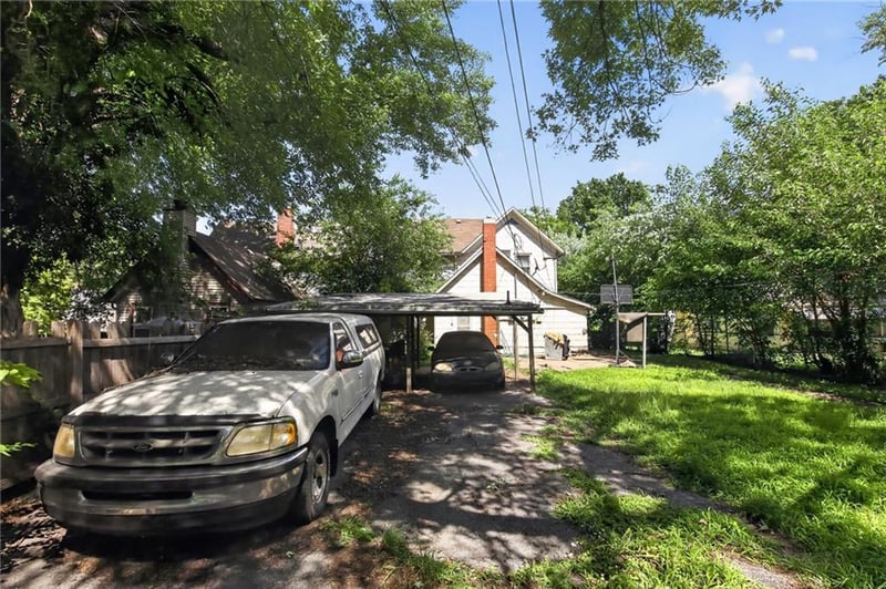 906 Columbia Ave, Leavenworth, KS 66048