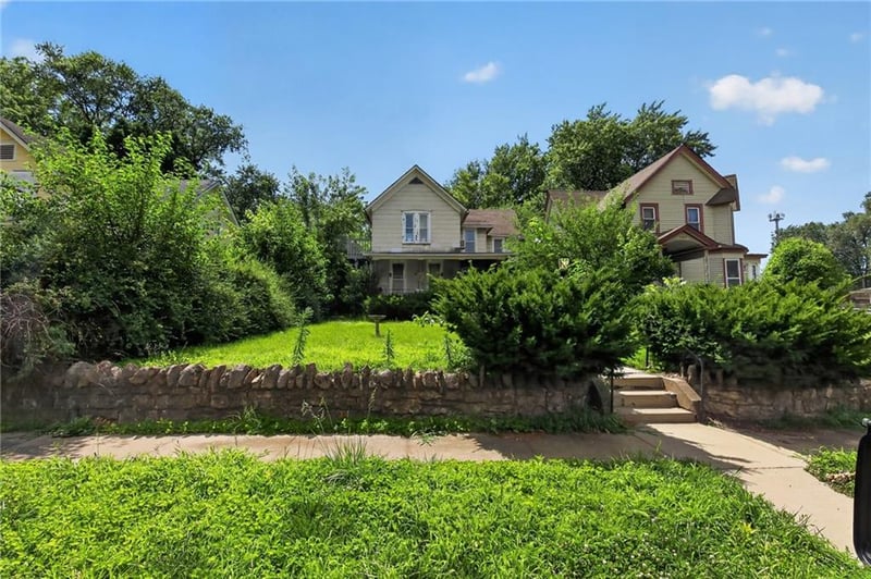 906 Columbia Ave, Leavenworth, KS 66048