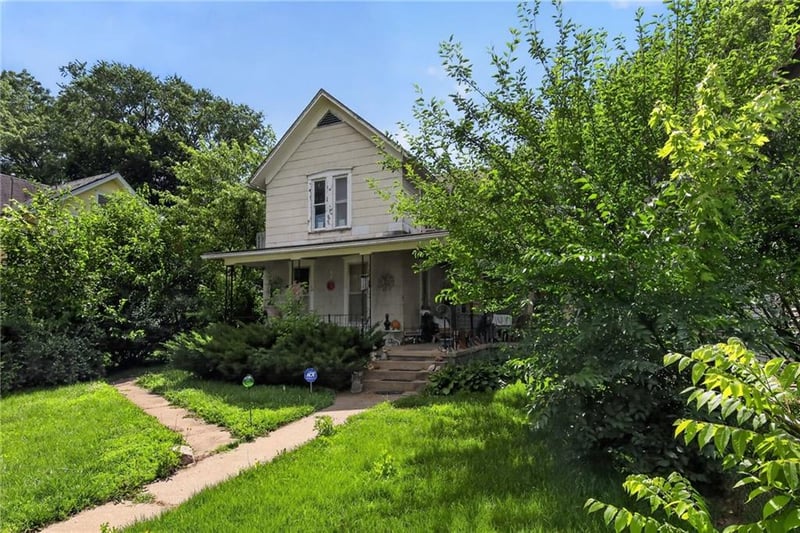 906 Columbia Ave, Leavenworth, KS 66048