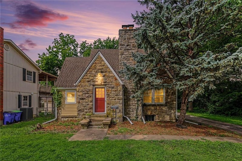 8115 Shawnee Dr, Overland Park, KS 66212