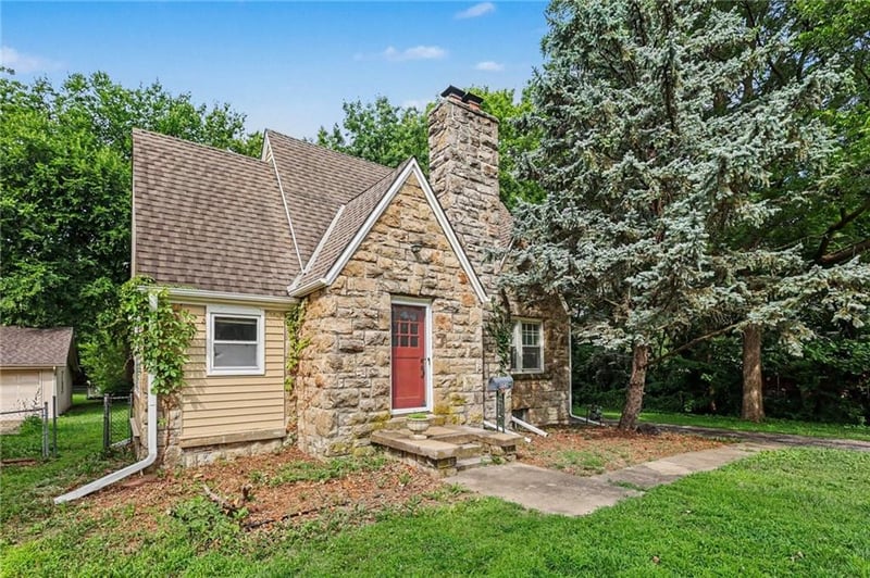 8115 Shawnee Dr, Overland Park, KS 66212