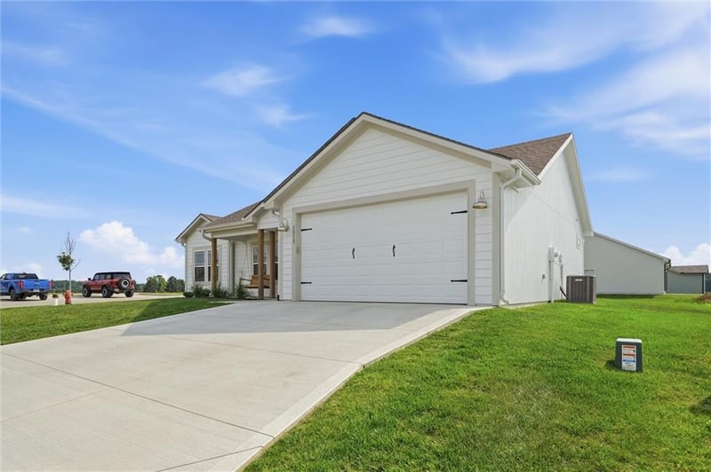 1315 Redwood Ct, Oak Grove, MO 64075