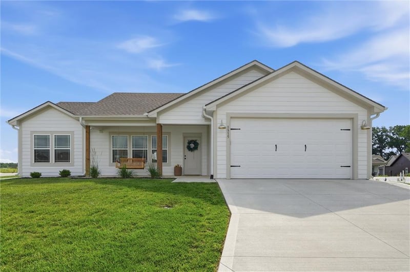 1315 Redwood Ct, Oak Grove, MO 64075