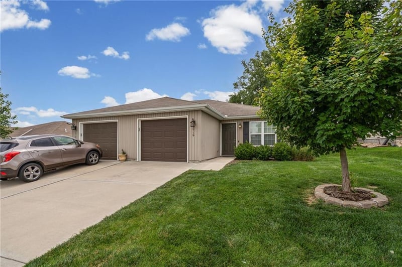1719 Jo Ann Dr, Raymore, MO 64083