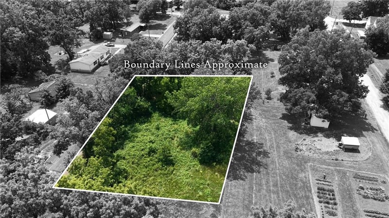 Arthur St, Hamilton, MO 64644