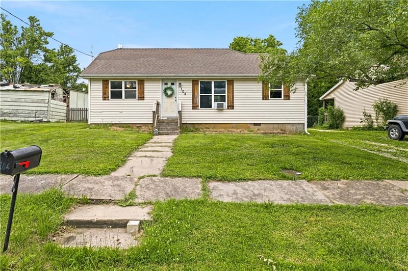 104 4th St, Freeman, MO 64746
