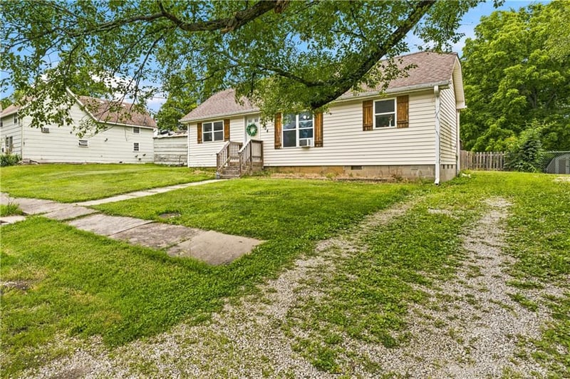 104 4th St, Freeman, MO 64746