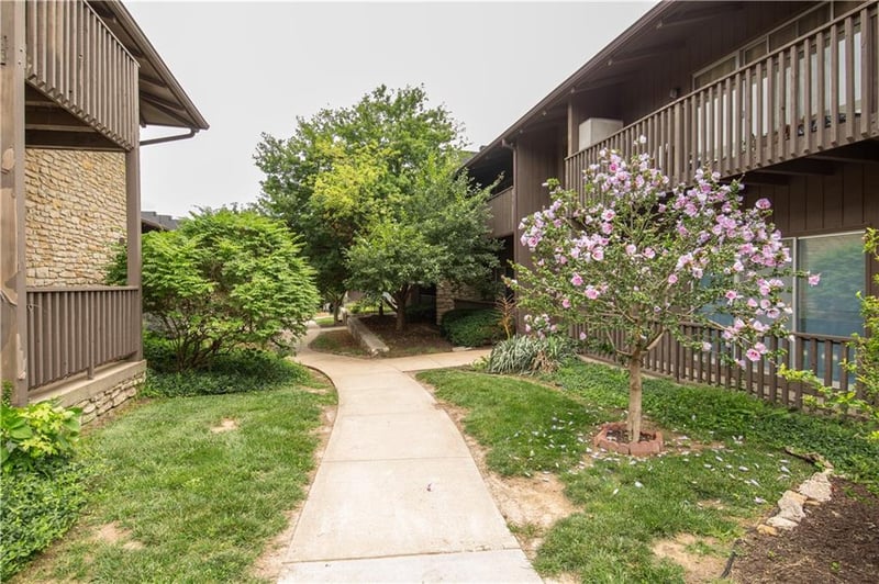425 104th St #D, Kansas City, MO 64114
