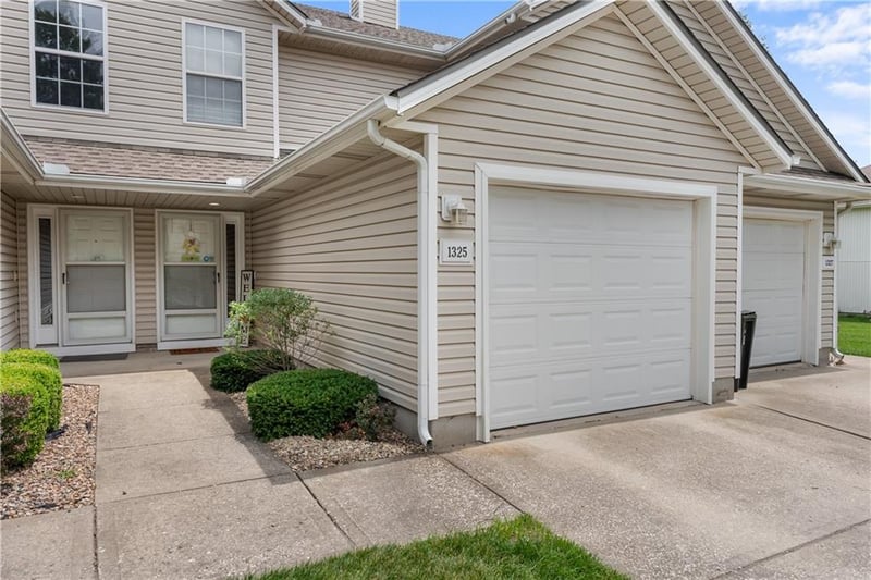 1325 Norwood Dr, Lee's Summit, MO 64081