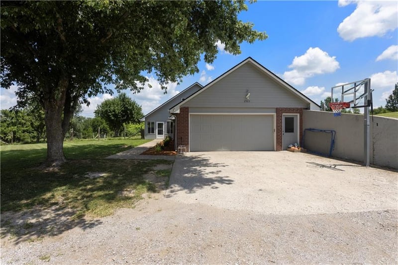 2505 Whitney Rd, Independence, MO 64058