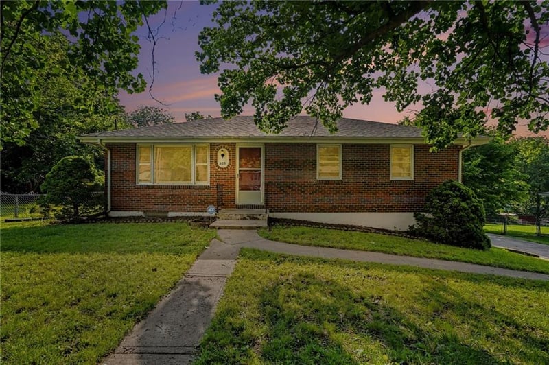 235 Eugene Field Rd, Claycomo, MO 64119