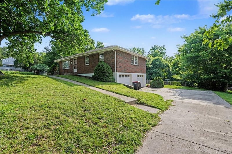 235 Eugene Field Rd, Claycomo, MO 64119