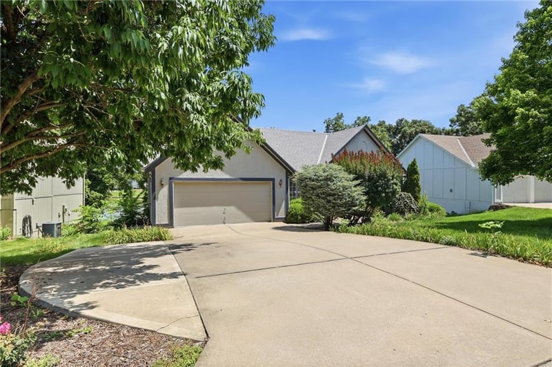 1636 N Hunter Dr, Olathe, KS 66061