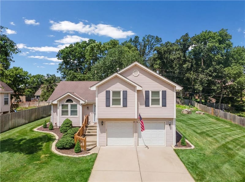 3212 Bryn Mawr Dr, Independence, MO 64057