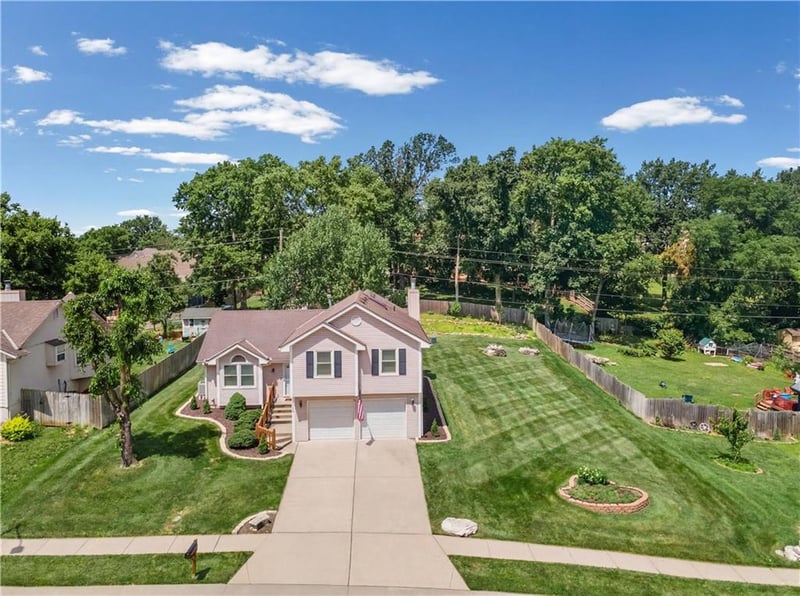 3212 Bryn Mawr Dr, Independence, MO 64057