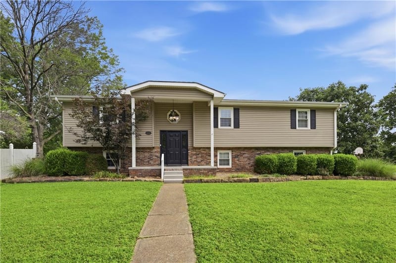 1009 Twin Lakes Dr, Pittsburg, KS 66762