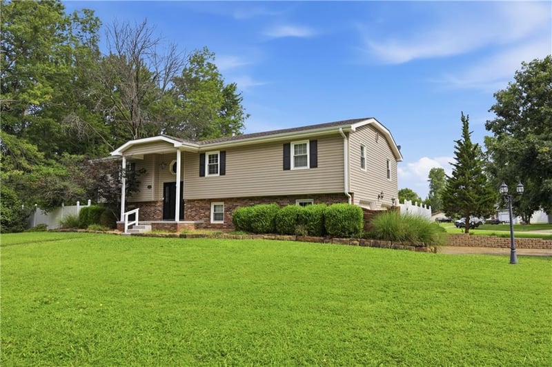 1009 Twin Lakes Dr, Pittsburg, KS 66762