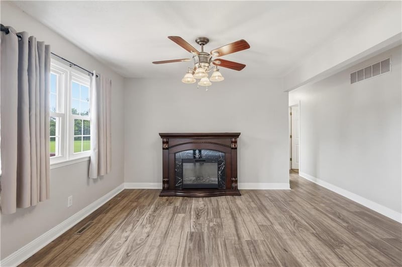 1009 Twin Lakes Dr, Pittsburg, KS 66762