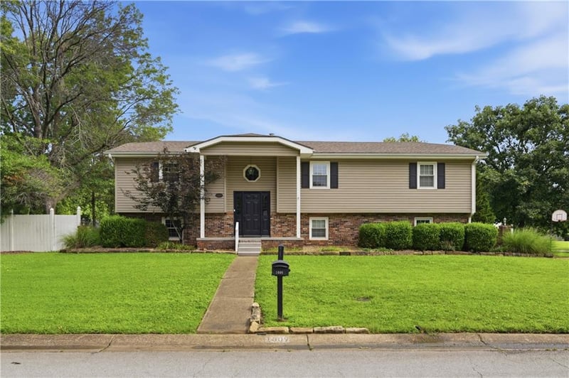 1009 Twin Lakes Dr, Pittsburg, KS 66762