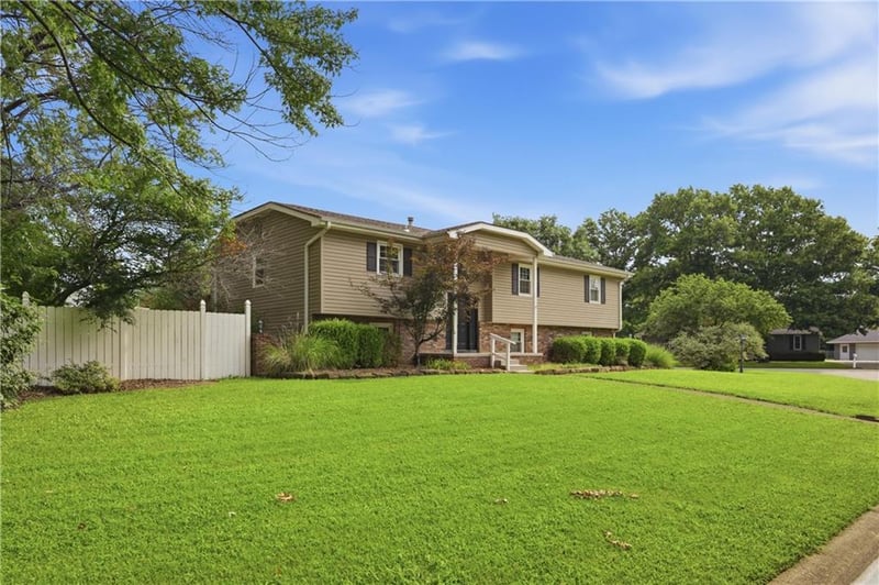 1009 Twin Lakes Dr, Pittsburg, KS 66762