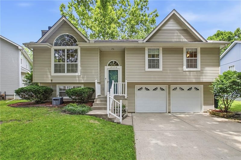 18104 31st Terrace Dr, Independence, MO 64057