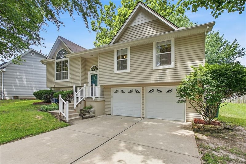 18104 31st Terrace Dr, Independence, MO 64057