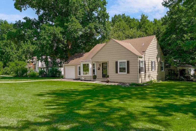 6901 Broadmoor St, Overland Park, KS 66204