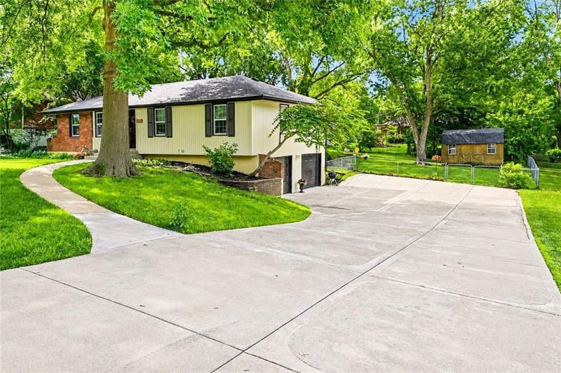 2407 88th St, Kansas City, MO 64154