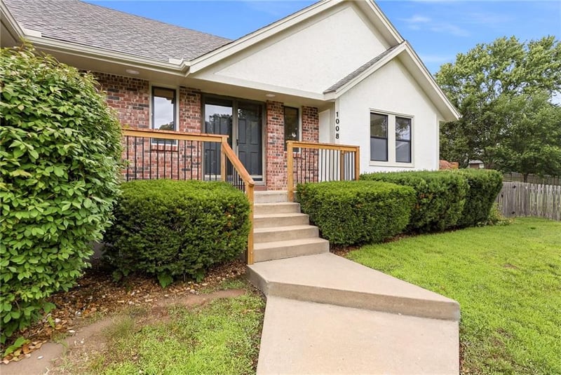 1008 Ne Remington Ct, Lee's Summit, MO 64086