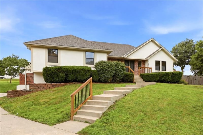1008 Ne Remington Ct, Lee's Summit, MO 64086