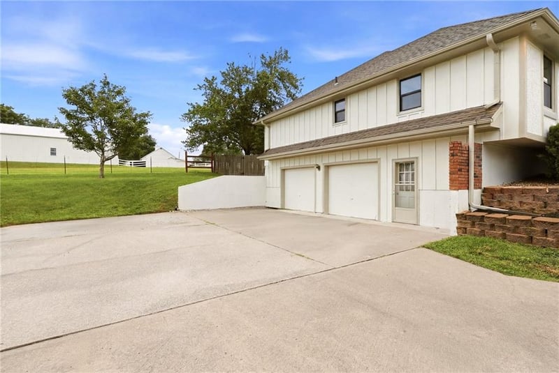 1008 Ne Remington Ct, Lee's Summit, MO 64086