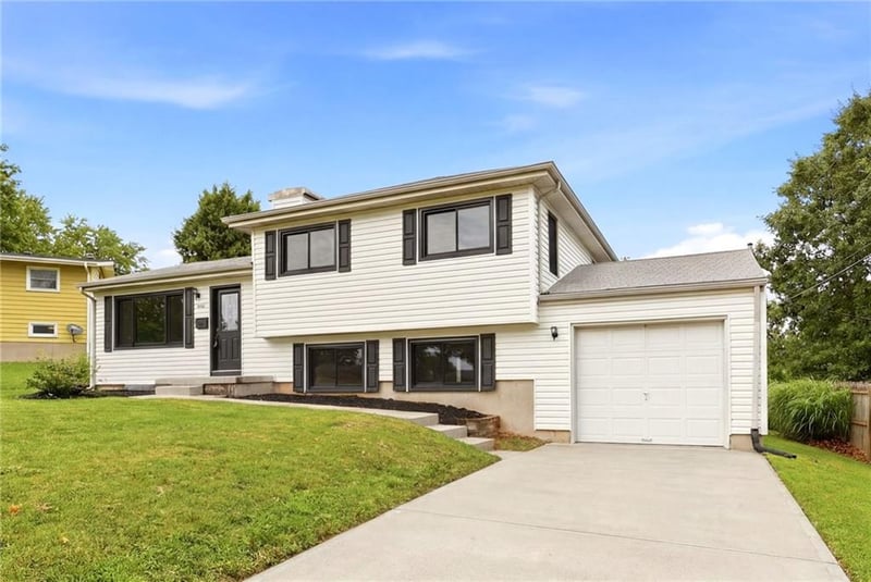 1702 Shady Lane Dr, Gladstone, MO 64118