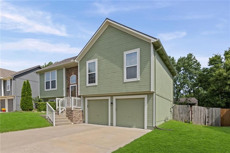 1010 Scenic Dr, Grain Valley, MO 64029