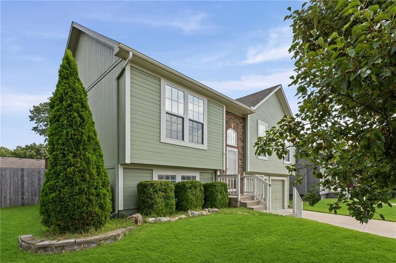 1010 Scenic Dr, Grain Valley, MO 64029